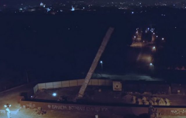 Во Львове снесли 30-метровый Монумент славы