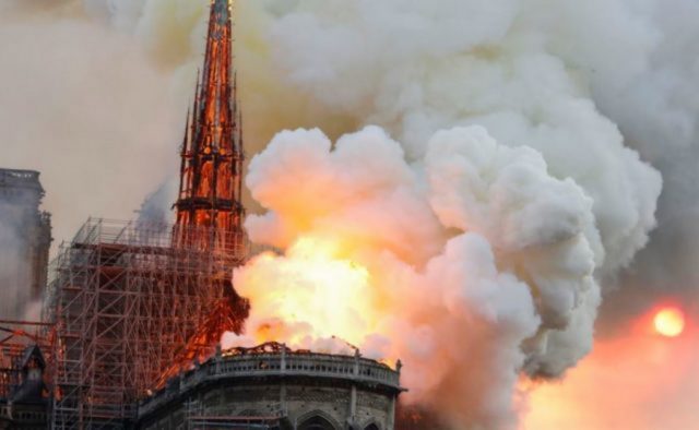 Пожар в Соборе Нотр-Дам потушен: как сейчас выглядит символ Франции