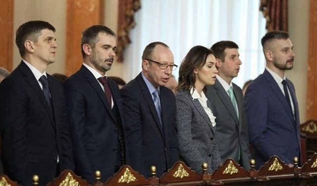 В Украине приняли присягу судьи Антикоррупционного суда. Кто все эти люди?