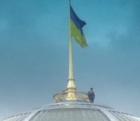 Зеленский залез на купол Верховной Рады: соцсети взбудоражили странные фото