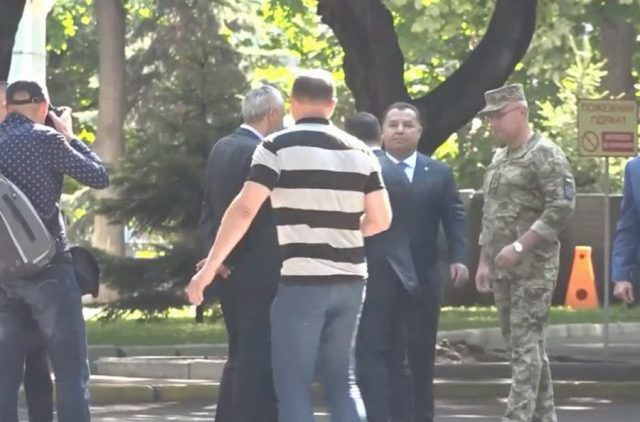 Скандал набирает обороты: Зеленский оттолкнул Полторака при разговоре? ВИДЕО