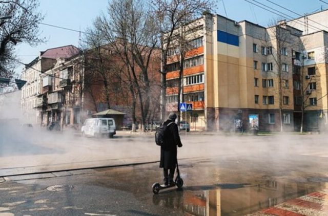 В центре Киева прорвало теплосеть: улицы залило кипятком