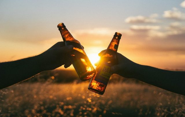 Алкоголь и лишние килограммы способствуют долголетию — ученые
