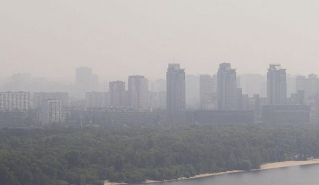 Дым от пожаров в Чернобыле пришел в Киев, жителей просят не выходить на улицу