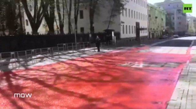 В Москве залили «кровью» тротуар у посольства Украины, видео