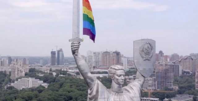 Родину-Мать в Киеве превратили в символ ЛГБТ: опубликовано видео