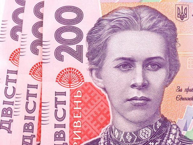 В Одесской области мужчина приклеил нитку к 200-гривневой купюре и 44 раза пополнил себе счет