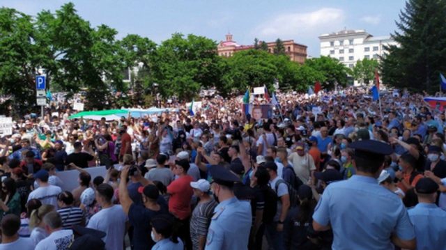 Видео, как в Хабаровске 80-тысячная толпа скандирует Кремлю: «Мы здесь власть!»