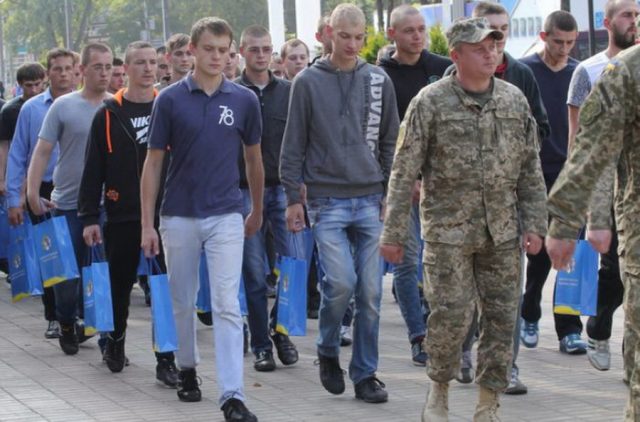 В армию вместо университета: из-за карантина выпускники попадают прямо в лапы военкомов