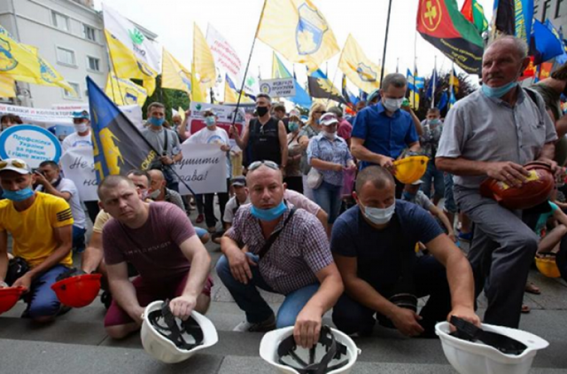 В ход пошли каски: шахтеры второй день вызывают Зеленского под ОП