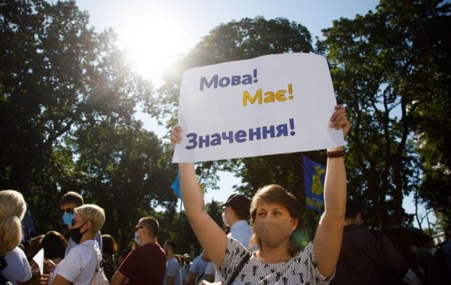 Украинцы разделились в оценке действий власти по защите языка