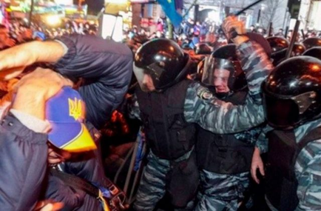 Два экс-беркутовца ответят перед судом за силовой разгон студентов на Майдане
