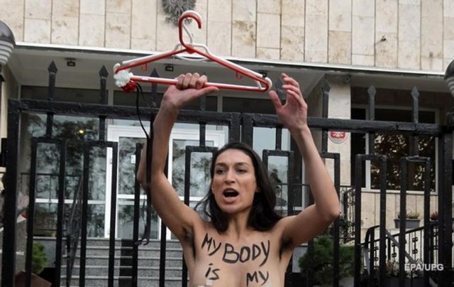 В Киеве Femen разделась под посольством Польши
