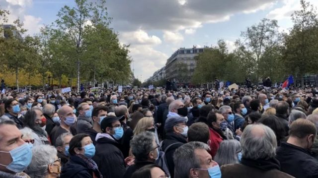 Убийство учителя во Франции: тысячи людей вышли на улицы