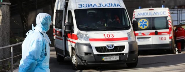 Величезну чергу швидких зафіксували біля лікарні Києва. Фото