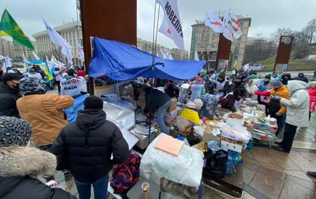 На Майдане протестующие установили полевую кухню