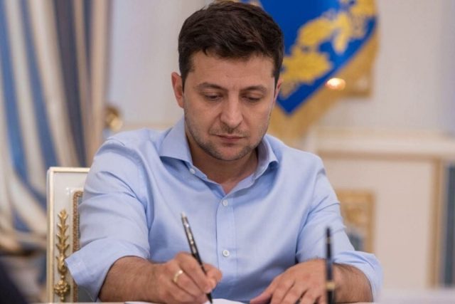 Зеленский запретил судам под флагами России появляться на водных путях и в портах Украины — закон подписан