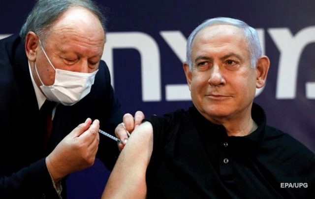 Нетаньяху первым в Израиле привился от COVID-19