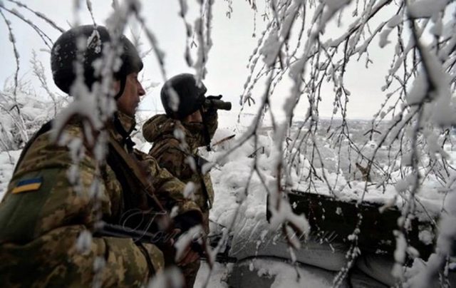 На Донбассе пять обстрелов, ранен военный