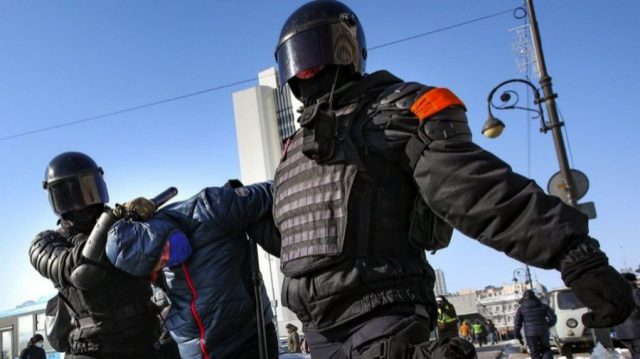 Протесты в РФ: более 3 тысяч задержанных, ОМОН избивает людей