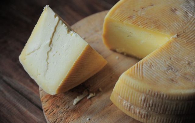 Украину заполонил поддельный сыр: как отличить фальсификат