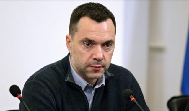 В «Європейській солідарності» звинувачують Арестовича в сексизмі через заяви про «жіночий гуртожиток»