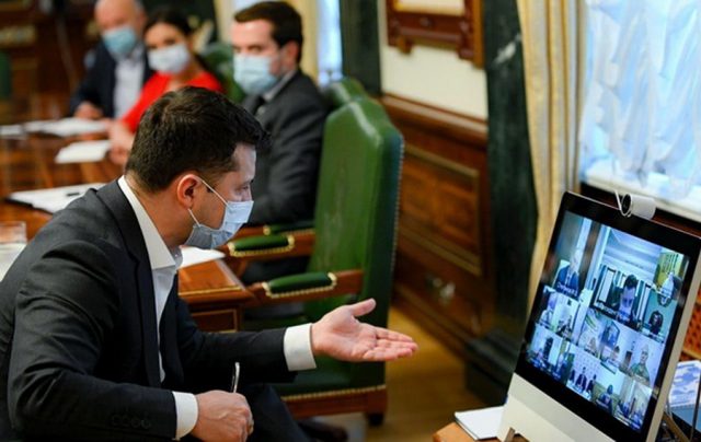 Зеленский ввел санкции против нардепа и ТВ-каналов