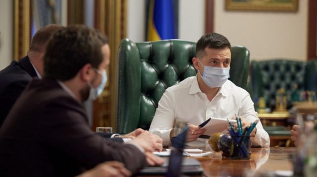 Зеленский встретился с руководителями украинских телеканалов и успокаивал их