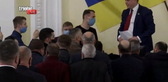 У Харківській міськраді депутат від ОПЗЖ заявив про збройний переворот. Його вигнали з криками «Чемодан, вокзал, Росія» — відео