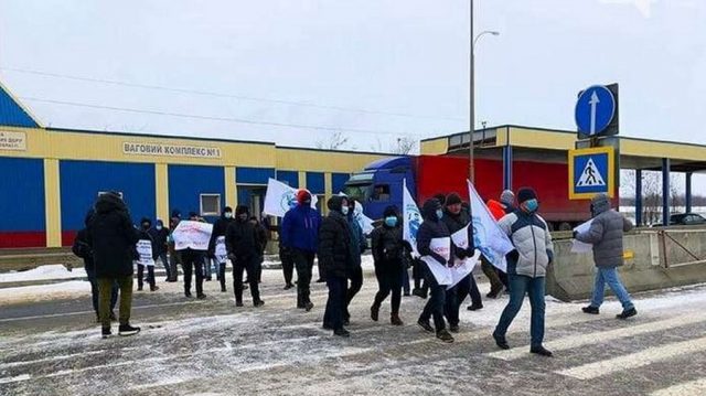 Моряки снова перекрыли трассу Одесса — Киев, к ним приехал Саакашвили