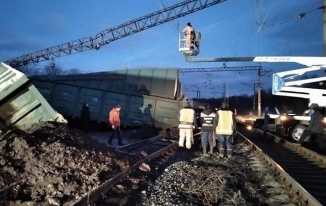 Под Днепром перевернулись восемь вагонов поезда
