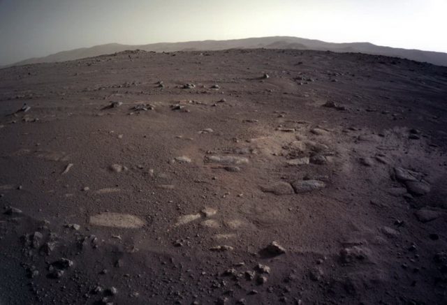 Марсохід NASA Perseverance надіслав приголомшливі зображення Марсу