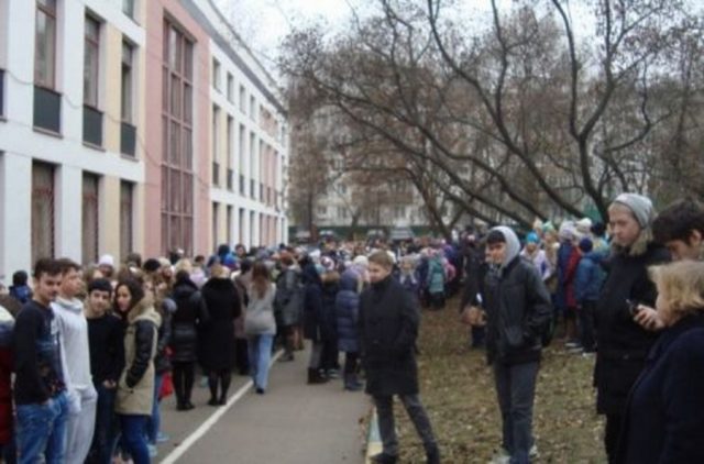 Детей срочно эвакуировали: в Донецке «разминируют» более 30 школ