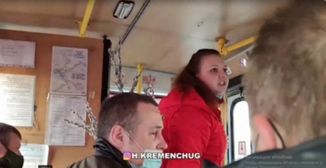 «Натягнув маску — боїшся зд*хнути»: у Кременчуці жінка накинулася на пенсіонера через зауваження (відео)