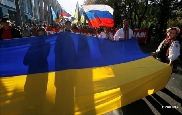 Россияне лучше относятся к украинцам, чем украинцы к россиянам – опрос