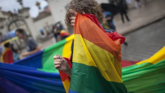 Польща хоче заборонити геям і лесбійкам всиновлювати дітей