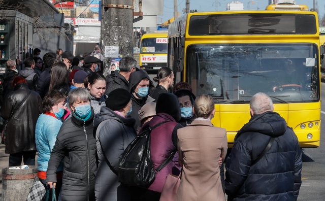 У киевлян сдают нервы. Люди в отчаянии крушат общественный транспорт. ФОТО