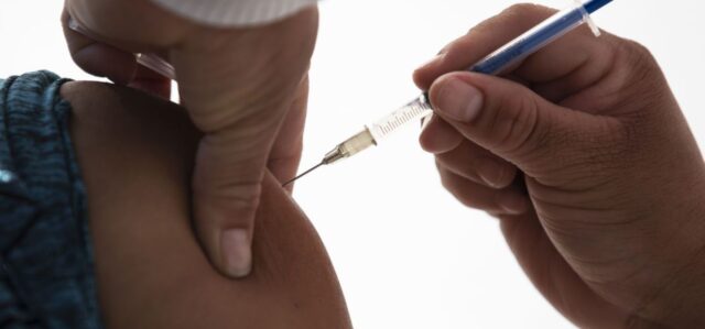 Гендиректор Pfizer заявив про необхідність третьої дози вакцини від коронавірусу, а потім – щорічної
