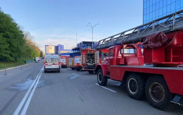 В Киеве горело админздание «Эпицентра»: пламя тушили 40 пожарных на 10 машинах (фото)