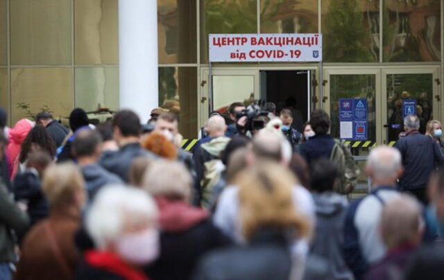 В Киеве огромная очередь в центр COVID-вакцинации