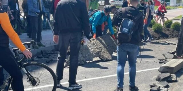 У Києві велосипедисти зняли асфальт з незаконного паркування, яке побудували замість велодоріжки — звинувачують забудовника