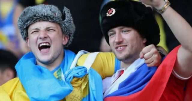 На матче Евро-2020 заметили обнимавшихся болельщиков с флагами РФ и Украины. ФОТО