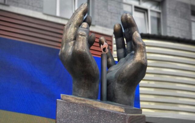 Реальные герои этого времени: в Киеве открыли памятник врачам, умершим от COVID-19 (фото)
