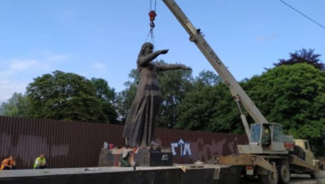 Во Львове демонтировали советский Монумент славы
