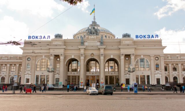 Институт национальной памяти потребовал снести со зданий вокзалов Одессы, Харькова и Полтавы советские символы