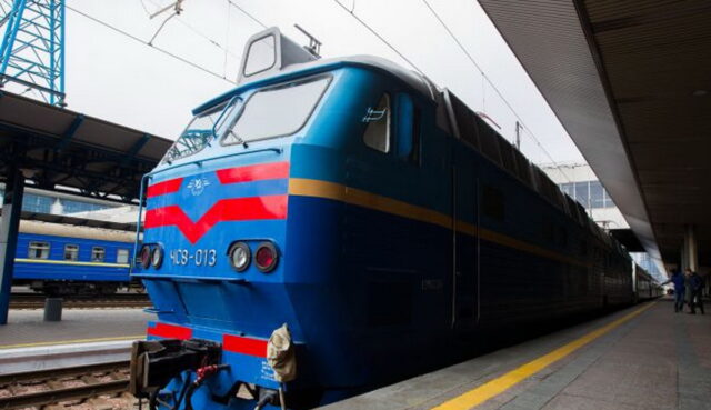 Укрзализныця убрала кондиционирование в поезде, который едет по жаре 29 часов