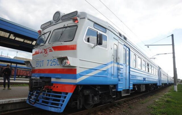 Неизвестные атаковали поезд Укрзализныци: заблокировали пути шинами и побили окна