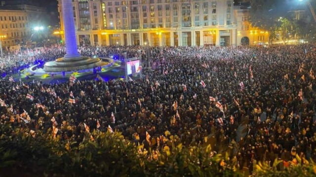 В центре Тбилиси десятки тысяч людей требуют освободить Саакашвили