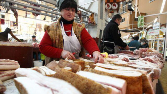 В Киеве на рынке продают сало по «бешеной» цене: такого еще не было никогда