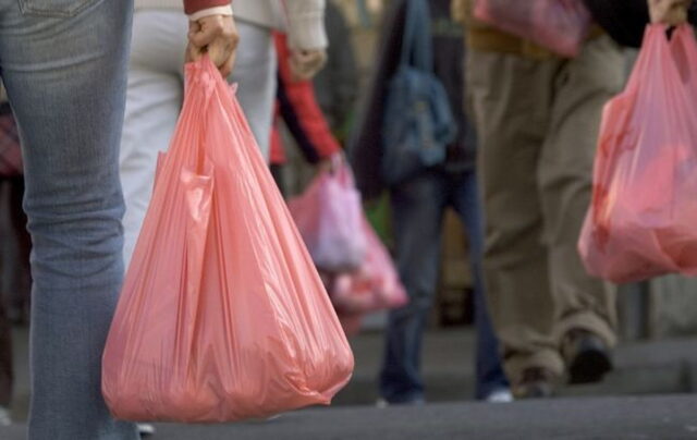 Українцям доведеться платити за одноразові пластикові пакети в маркетах: названа ціна